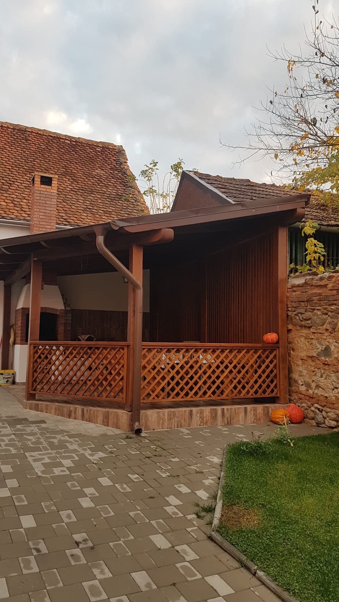 Foișorul din lemn în curte, cu dovleci pe treaptă